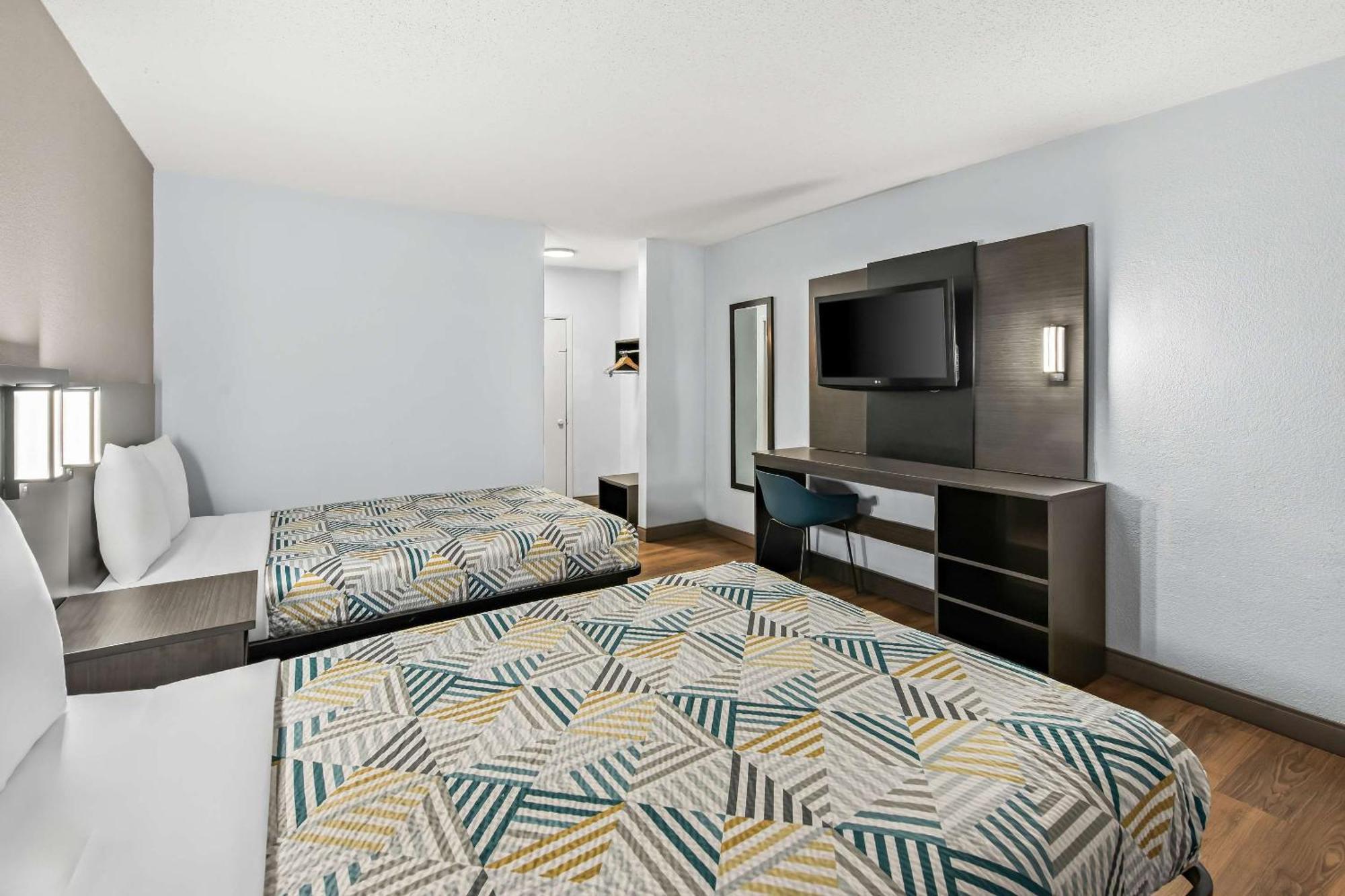 6 - Philadelphia Airport 2*