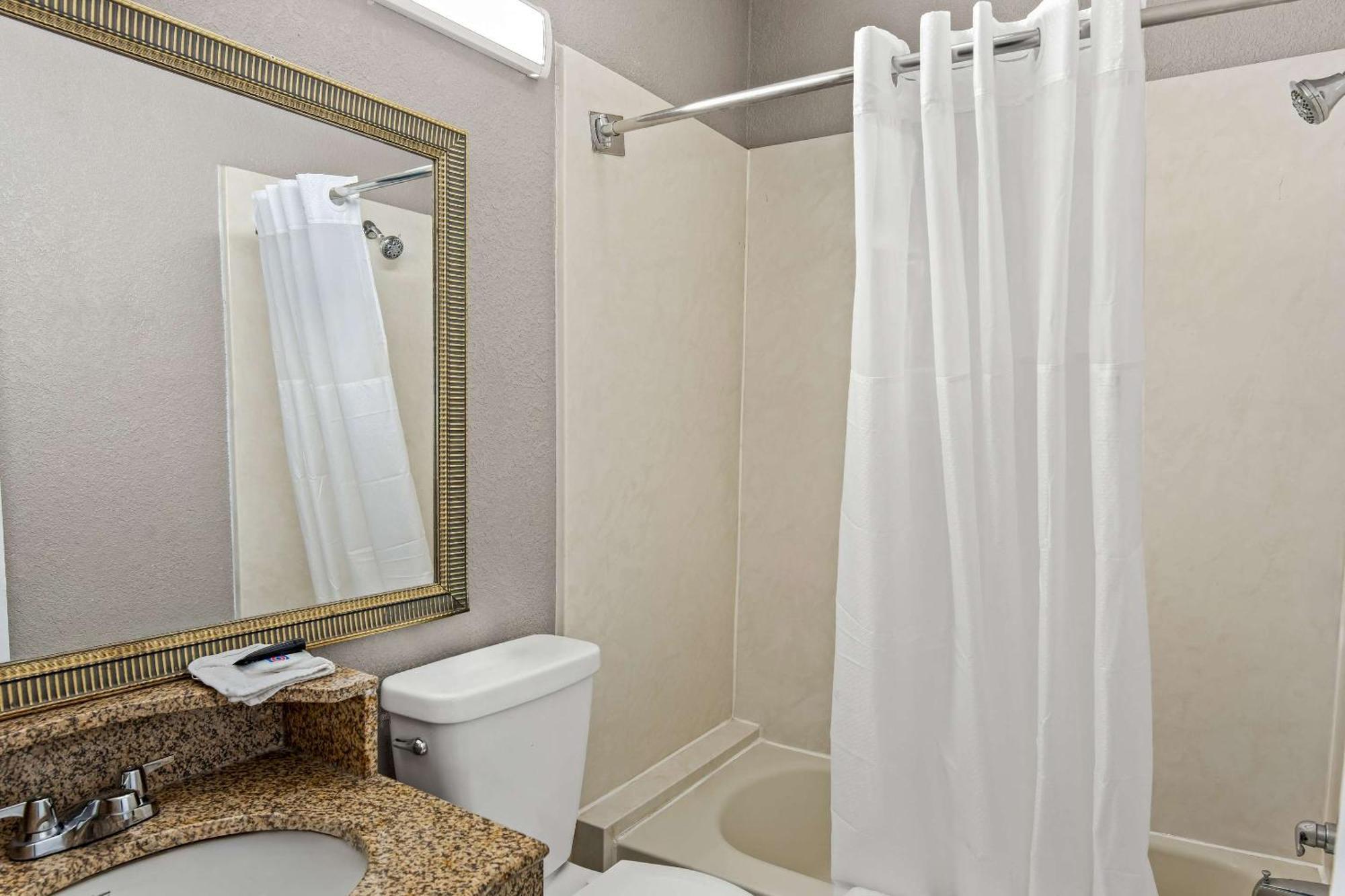 6 - Philadelphia Airport Hotel Lester