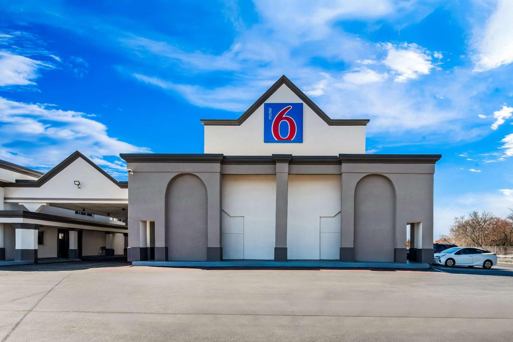 Hotel 6 - Philadelphia Airport 2*