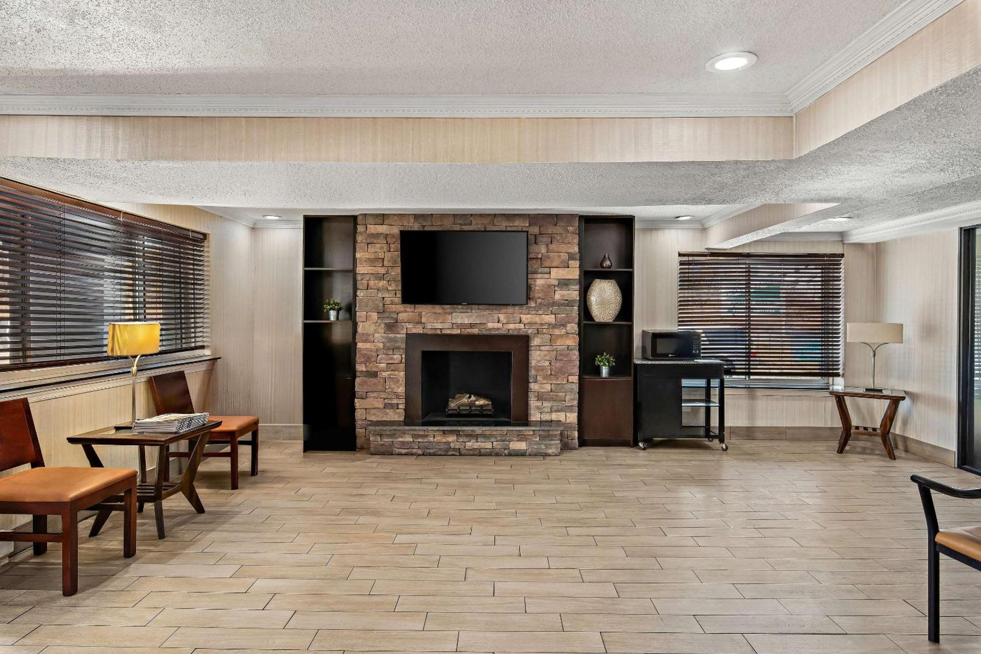 Hotel 6 - Philadelphia Airport 2*